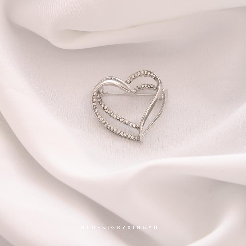 Элегантная брошь-булавка в виде жемчужной бабочки – изысканный аксессуар для одежды
Элегантная брошь-булавка в виде жемчужной бабочки – изысканный аксессуар для одежды