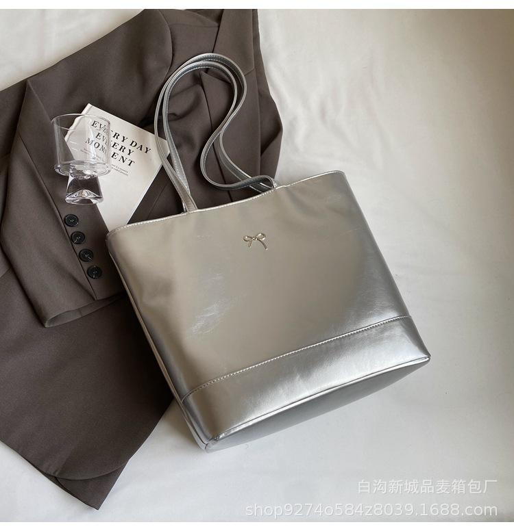 Large capacity retro casual tote bag simple shoulder messenger handbag outdoor leisure travel backpack серебряный
Large capacity retro casual tote bag simple shoulder messenger handbag outdoor leisure travel backpack серебряный