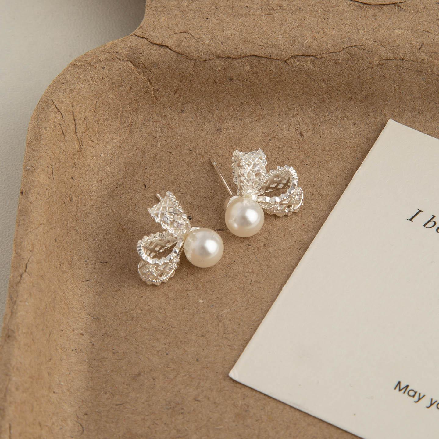 Korean Style Hollow Lace Bow Pearl Earrings for Women Ladies Sweet Temperament Stud Earrings Daily Wearing Jewelry Accessories
Korean Style Hollow Lace Bow Pearl Earrings for Women Ladies Sweet Temperament Stud Earrings Daily Wearing Jewelry Accessories