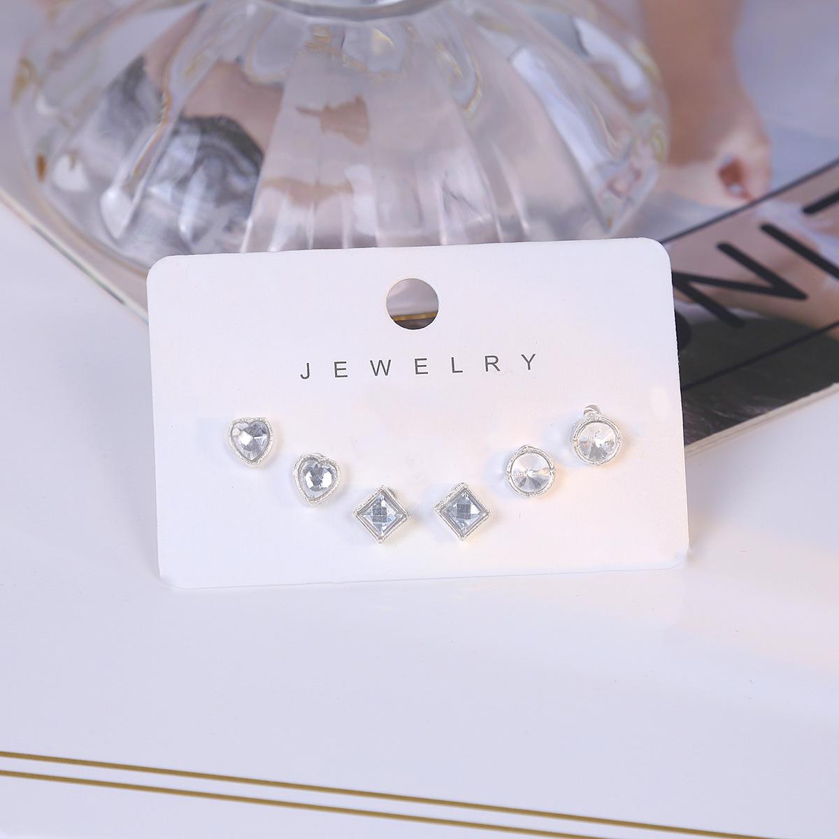 Exquisite Diamond-Inlaid Heart Rhombus Stud Earrings: Luxurious and Versatile Silver Accessories for Women
Exquisite Diamond-Inlaid Heart Rhombus Stud Earrings: Luxurious and Versatile Silver Accessories for Women