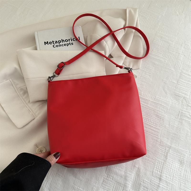 2025 весна новая портативная на плечо кроссбоди большая вместимость сумка-ведро маленькая квадратная сумка женская сумка трендовый темперамент сумка под мышкой красный
2025 весна новая портативная на плечо кроссбоди большая вместимость сумка-ведро маленькая квадратная сумка женская сумка трендовый темперамент сумка под мышкой красный