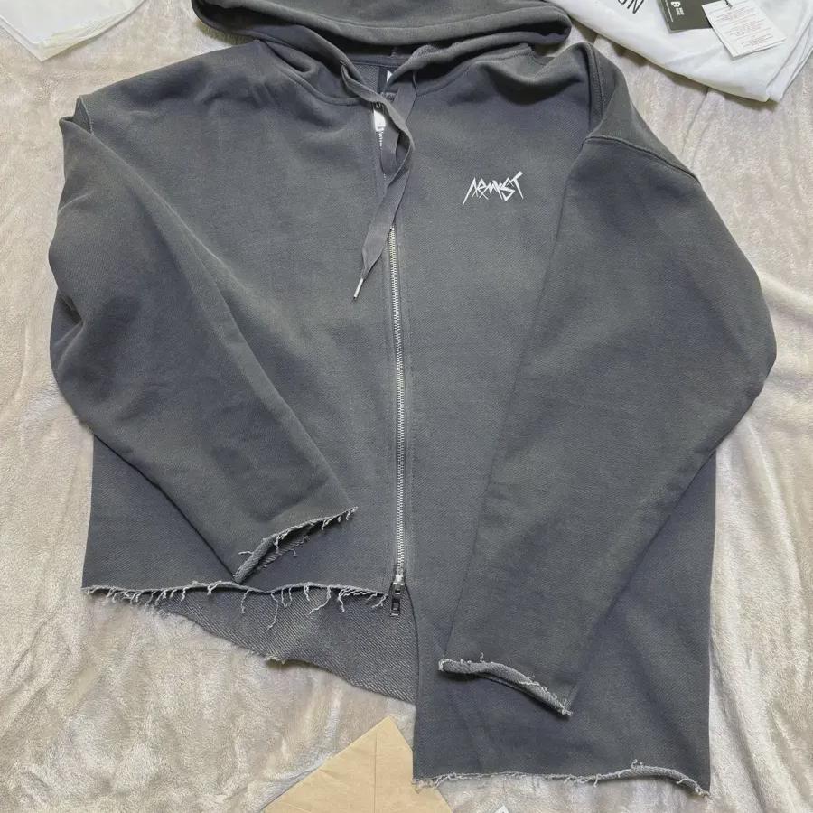 Быстрая распродажа абсолютно новая толстовка Jungkook на молнии Jk большого размера
Быстрая распродажа абсолютно новая толстовка Jungkook на молнии Jk большого размера