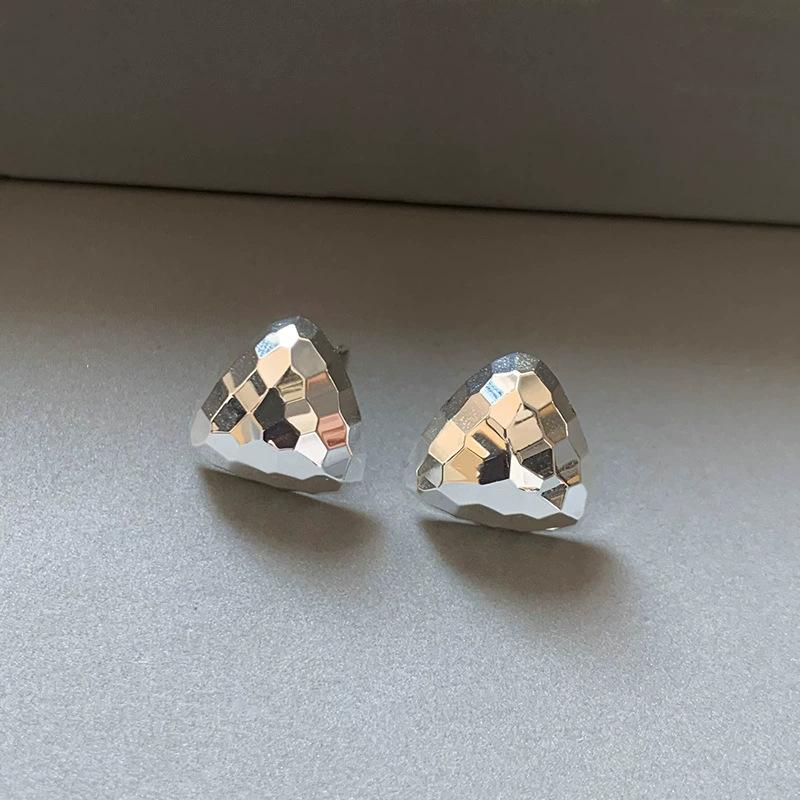 French sparkling metal multi-faceted triangular ear buckle women s niche design earrings light luxury high-end earrings
French sparkling metal multi-faceted triangular ear buckle women s niche design earrings light luxury high-end earrings
