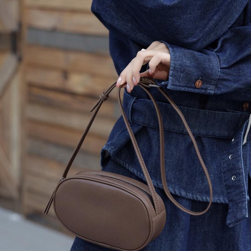 Minimalist Genuine Leather Crossbody Phone Bag
Minimalist Genuine Leather Crossbody Phone Bag