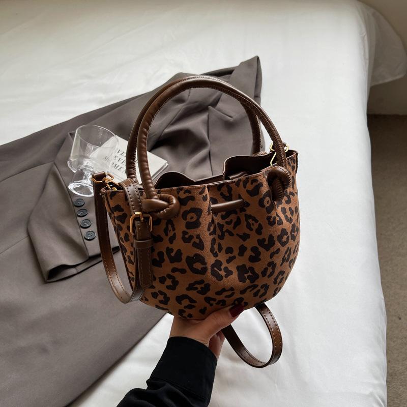 Оптовая нишевая сумка с леопардовым принтом женская 2025 новая осенне-зимняя универсальная сумка-мессенджер замшевая портативная сумка-ведро
Оптовая нишевая сумка с леопардовым принтом женская 2025 новая осенне-зимняя универсальная сумка-мессенджер замшевая портативная сумка-ведро