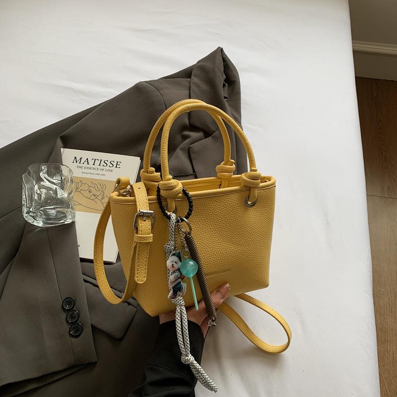 Повседневная простая женская сумочка 2025 новый весенний модный тренд нишевый дизайн женская наплечная сумка-мессенджер жёлтый
Повседневная простая женская сумочка 2025 новый весенний модный тренд нишевый дизайн женская наплечная сумка-мессенджер жёлтый