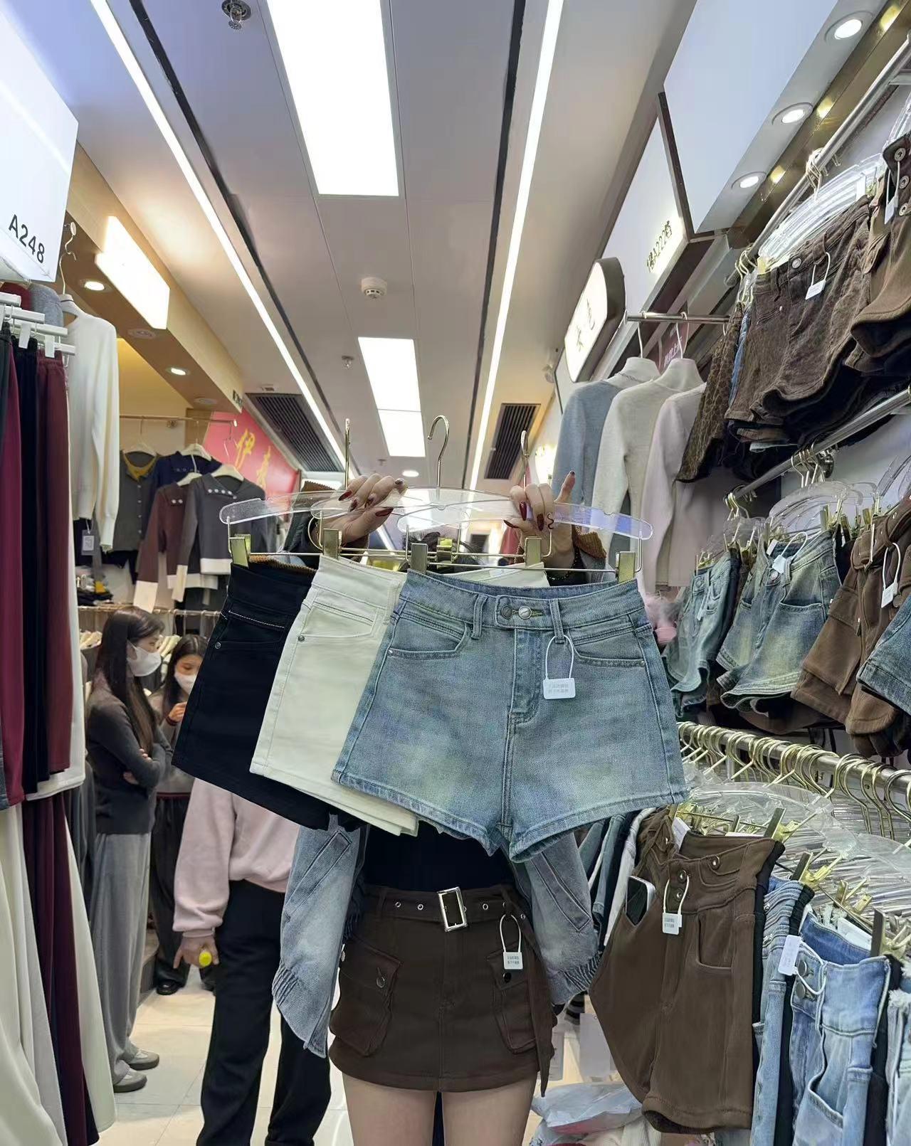 Женские джинсовые шорты А-силуэта с высокой талией 2025 года — облегающие шорты Small чёрный
Женские джинсовые шорты А-силуэта с высокой талией 2025 года — облегающие шорты Small чёрный