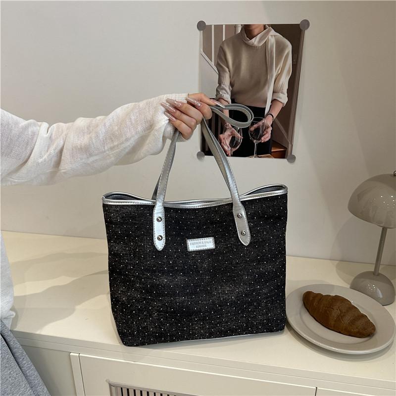 Популярная новая летняя повседневная сумка-тоут женская высококлассная текстура темперамент студенческая классная универсальная нишевая сумка через плечо чёрный
Популярная новая летняя повседневная сумка-тоут женская высококлассная текстура темперамент студенческая классная универсальная нишевая сумка через плечо чёрный