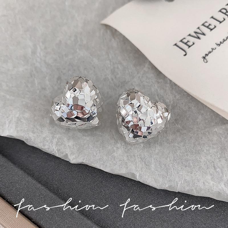 Real gold electroplating high-end temperament broken ice heart stud earrings women s sterling silver needle metal fashion retro earrings
Real gold electroplating high-end temperament broken ice heart stud earrings women s sterling silver needle metal fashion retro earrings