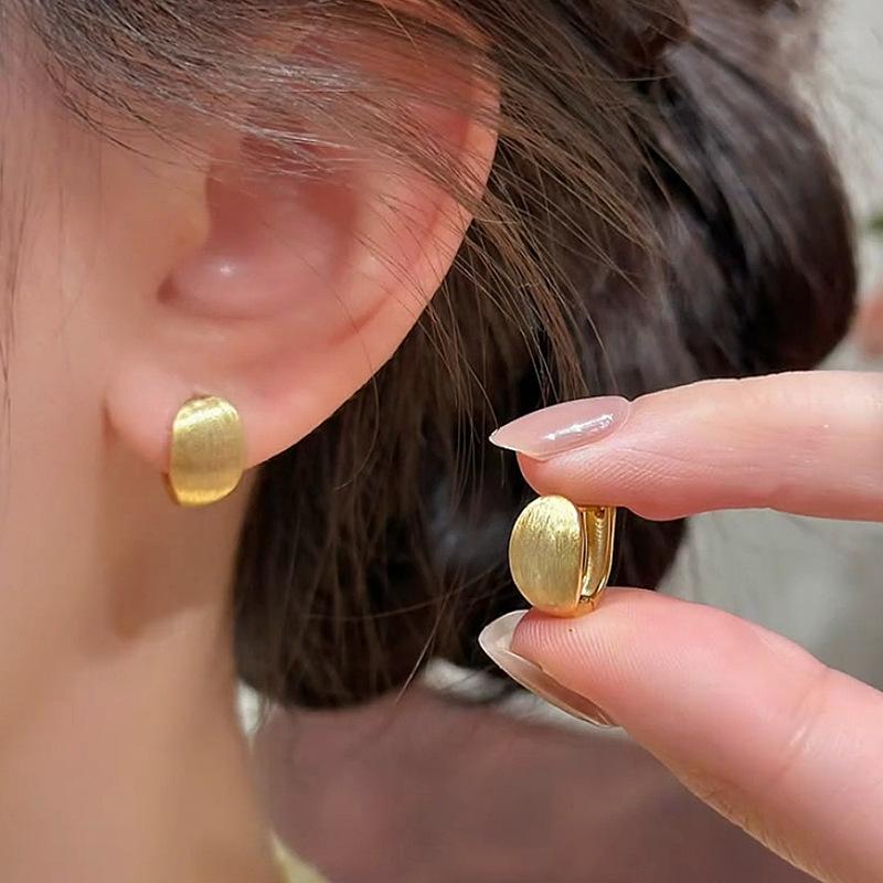 Brushed oval ear buckle women s metal wind simple earrings, high-end atmospheric personalized earrings
Brushed oval ear buckle women s metal wind simple earrings, high-end atmospheric personalized earrings