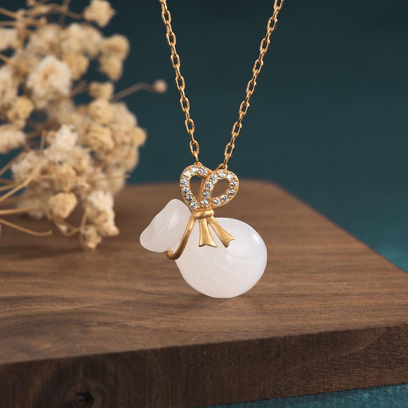 2021 Chinese Style Cheongsam Hanfu Necklace & Water Bottle Money Bag with Imitation Hetian Jade Retro Pendant for Women.
2021 Chinese Style Cheongsam Hanfu Necklace & Water Bottle Money Bag with Imitation Hetian Jade Retro Pendant for Women.