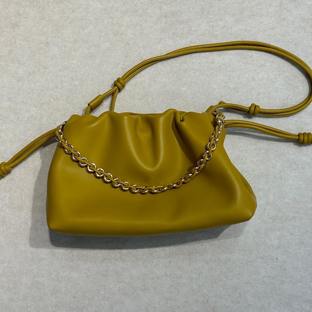 Folded cowhide cloud bag fashion trend drawstring lucky bag bag leather chain underarm portable shoulder bag women length 30xthickness 10xheight 20cm
Folded cowhide cloud bag fashion trend drawstring lucky bag bag leather chain underarm portable shoulder bag women length 30xthickness 10xheight 20cm