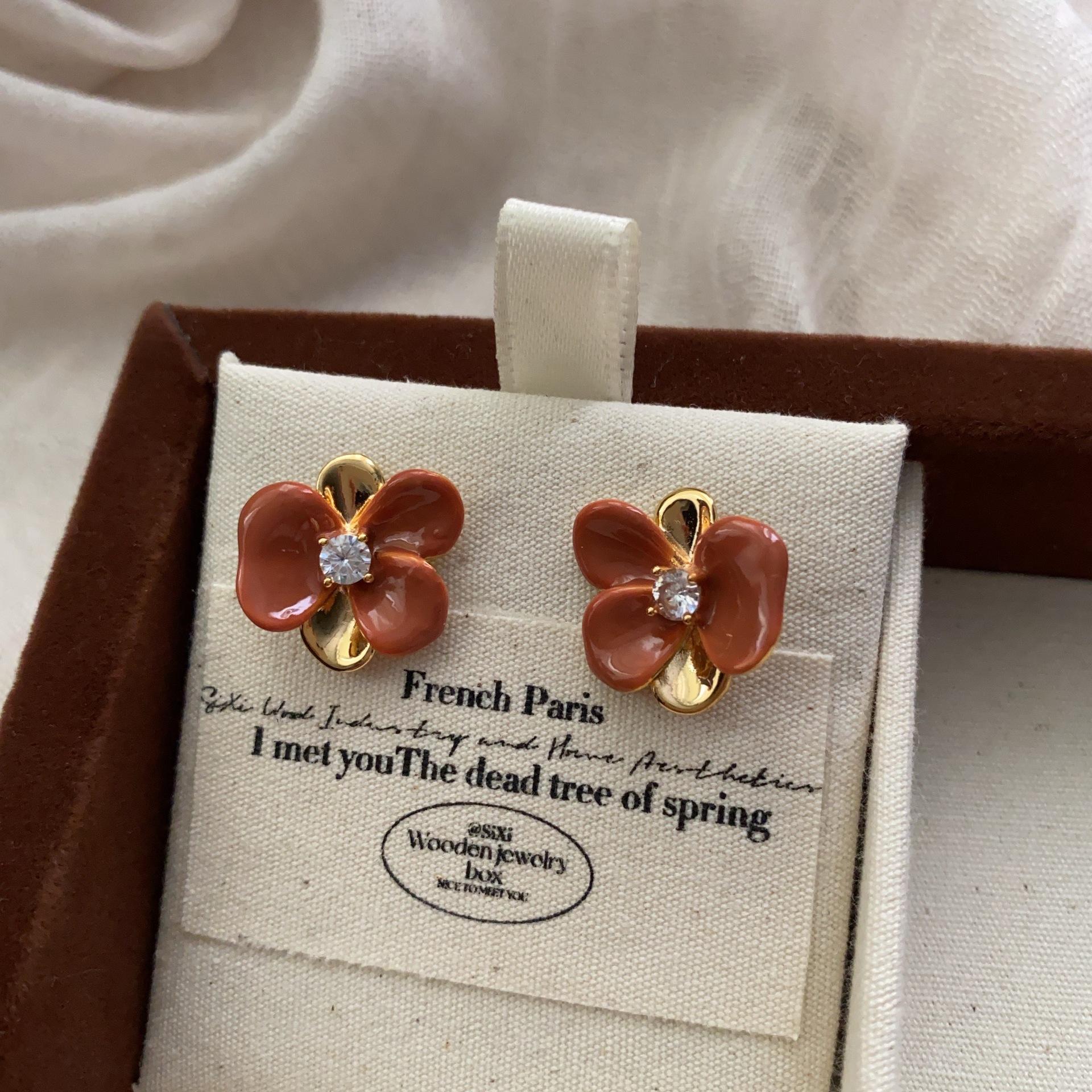 Bow temperament retro exquisite stud earrings new enamel drip earrings sweet and cute style simple temperament earrings
Bow temperament retro exquisite stud earrings new enamel drip earrings sweet and cute style simple temperament earrings