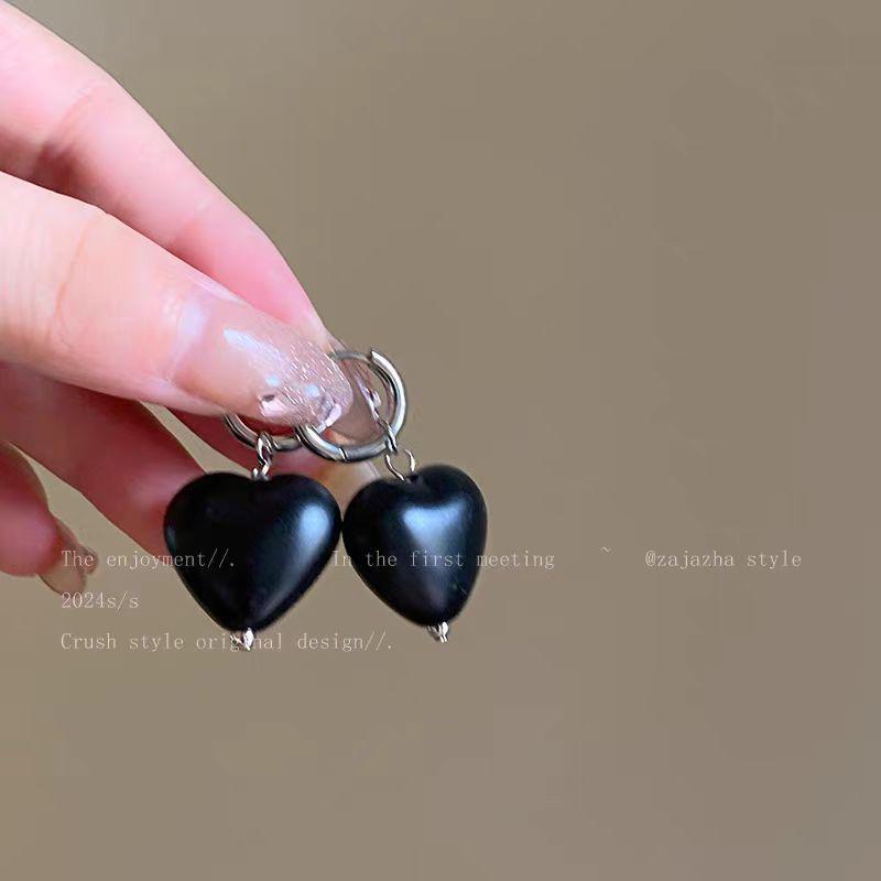 2025 Высококачественные серьги в стиле ретро с красным сердцем для женщин: Милая и стильная вещь чёрный