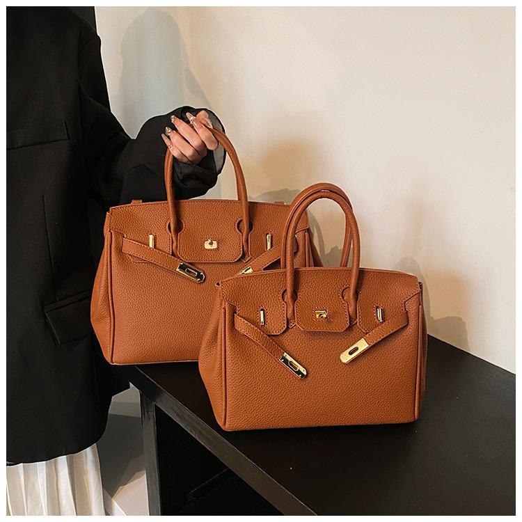 Сумка с пряжкой 2025: Новая европейская и американская мода, сумка через плечо кроссбоди платиновая, с зернистой кожей личи Small коричневый
Сумка с пряжкой 2025: Новая европейская и американская мода, сумка через плечо кроссбоди платиновая, с зернистой кожей личи Small коричневый