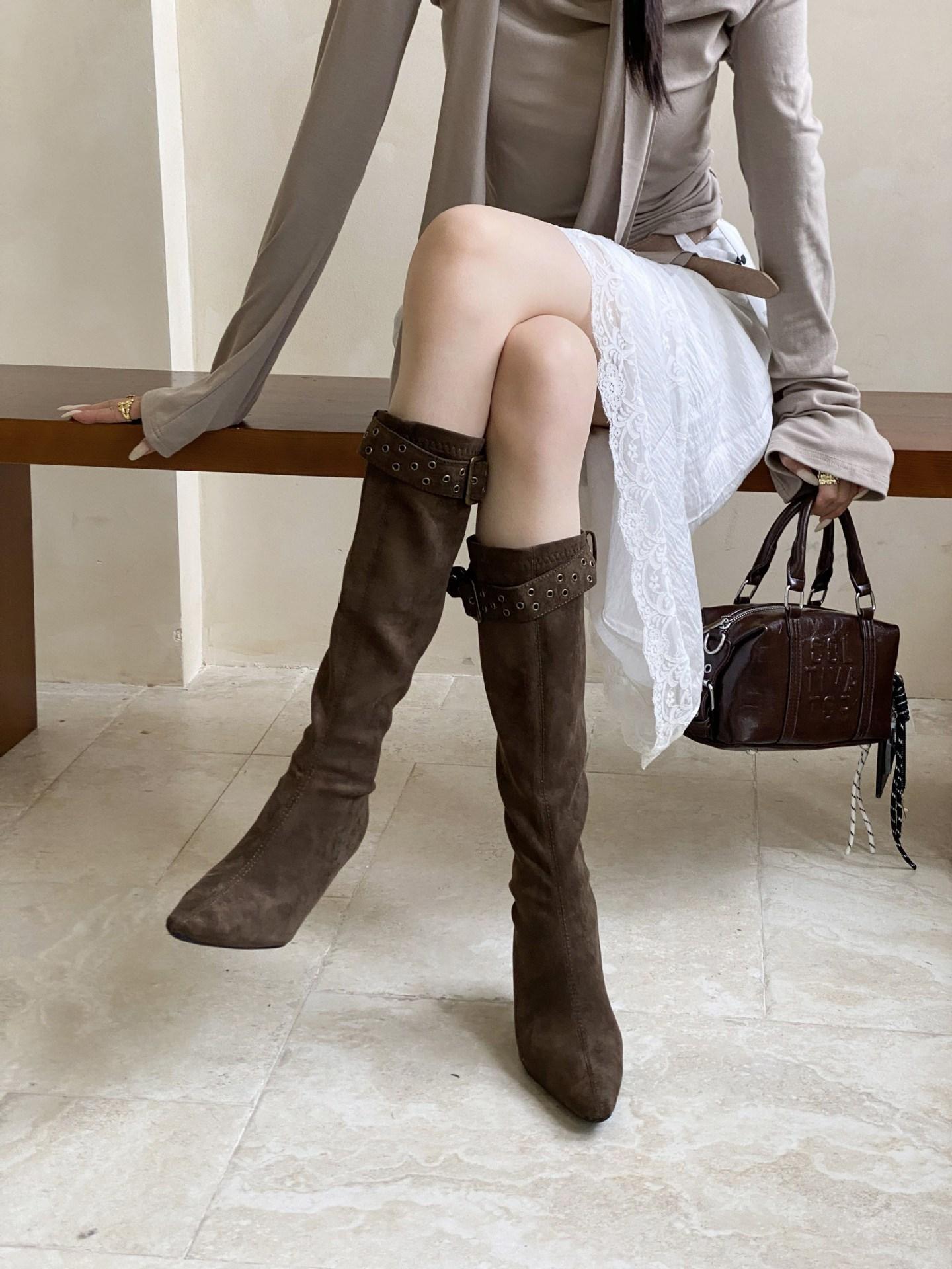 2025 осень и зима новая европейская и американская замшевая обувь с острым носком на высоком каблуке, темпераментная, французская мода, сексуальные красивые женские ботинки 40 темно-коричневого
2025 осень и зима новая европейская и американская замшевая обувь с острым носком на высоком каблуке, темпераментная, французская мода, сексуальные красивые женские ботинки 40 темно-коричневого