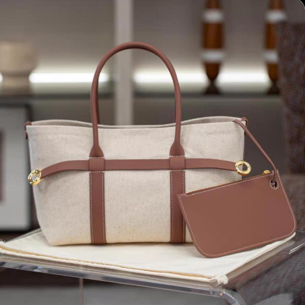 New Tote Bag Splicing Genuine Leather Women s Bag with Advanced Sense, Commuting Fashion, Versatile Handbag (with logo)
New Tote Bag Splicing Genuine Leather Women s Bag with Advanced Sense, Commuting Fashion, Versatile Handbag (with logo)