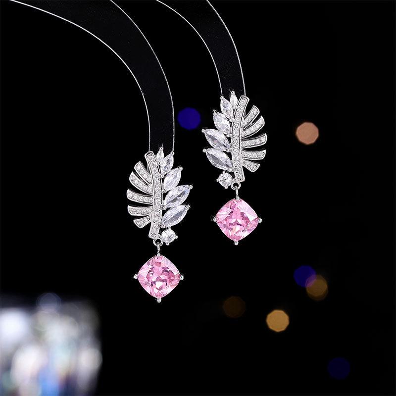 New Fashion Women s Designer Light Luxury Earrings Micro Set With Zircon Elegant And Versatile Leaf Earring Accessories
New Fashion Women s Designer Light Luxury Earrings Micro Set With Zircon Elegant And Versatile Leaf Earring Accessories