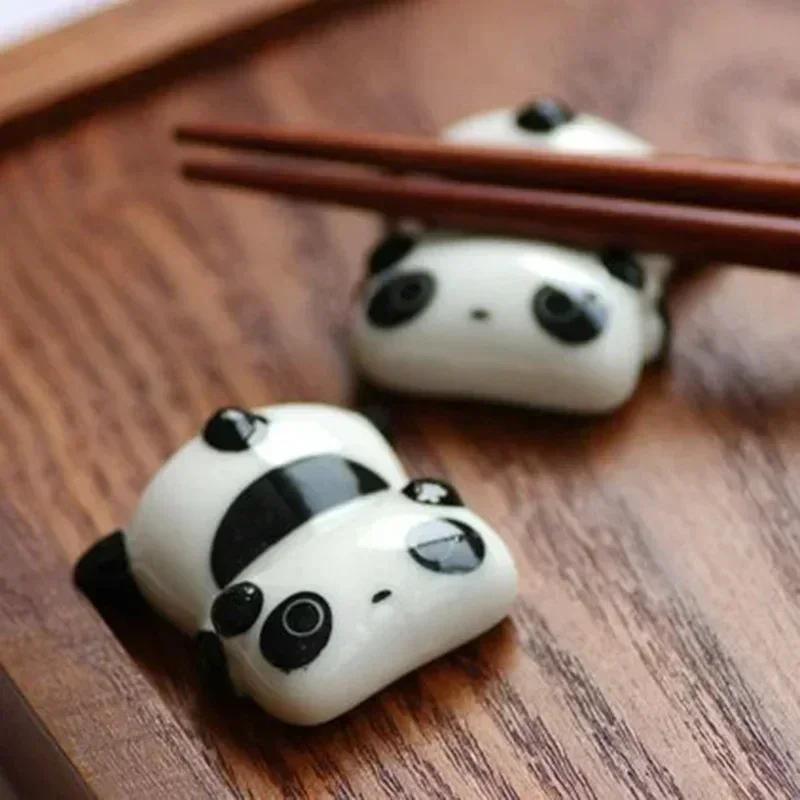 New Household Tools Cute Panda Chopstick Rack Kitchen Table Ceramic Ware Porcelain Spoon Fork Chopsticks Holder Decoration Tools
New Household Tools Cute Panda Chopstick Rack Kitchen Table Ceramic Ware Porcelain Spoon Fork Chopsticks Holder Decoration Tools