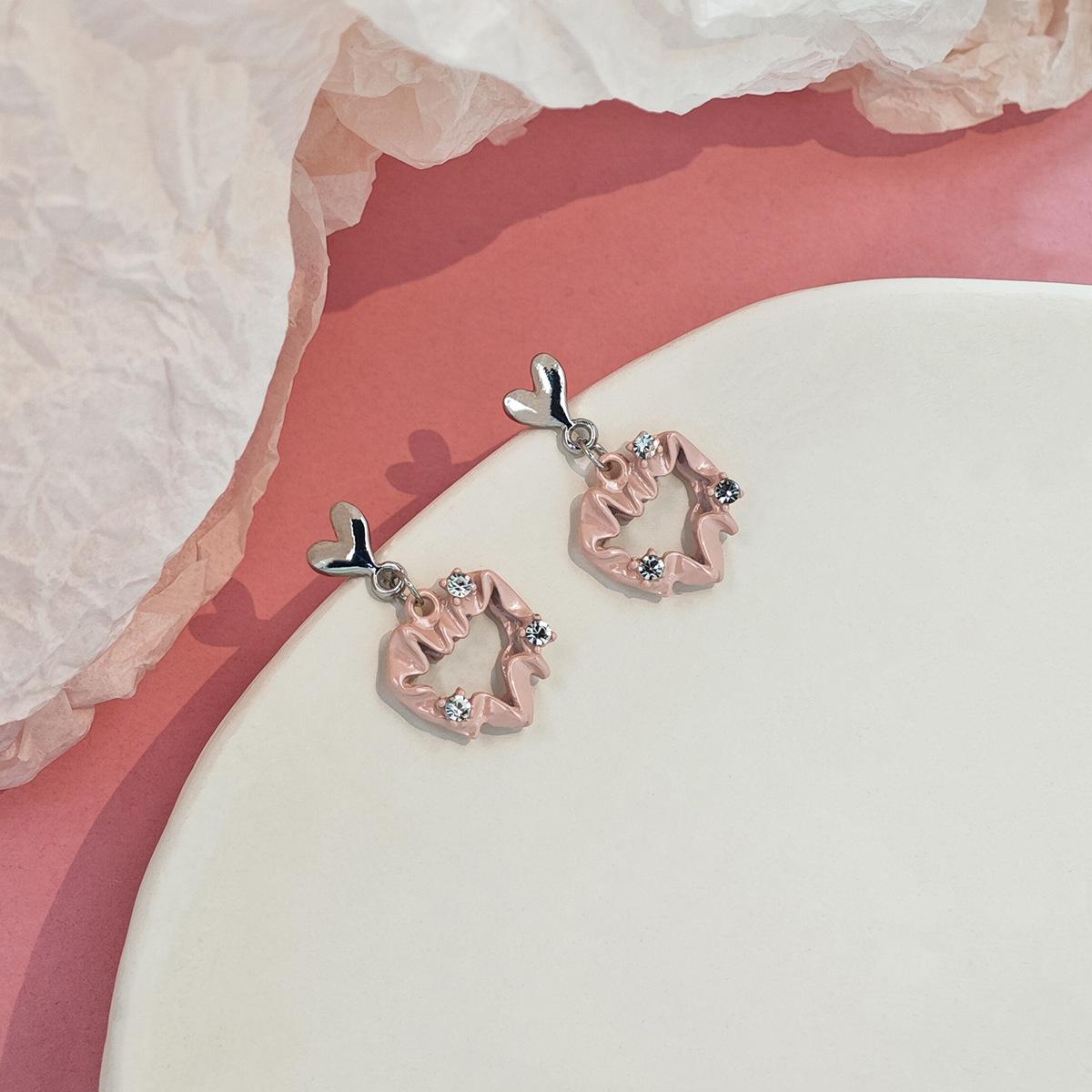 Серьги в форме сердца на весну/лето — милый и нежный дизайн с розовым цветом и цирконием. розовый
Серьги в форме сердца на весну/лето — милый и нежный дизайн с розовым цветом и цирконием. розовый