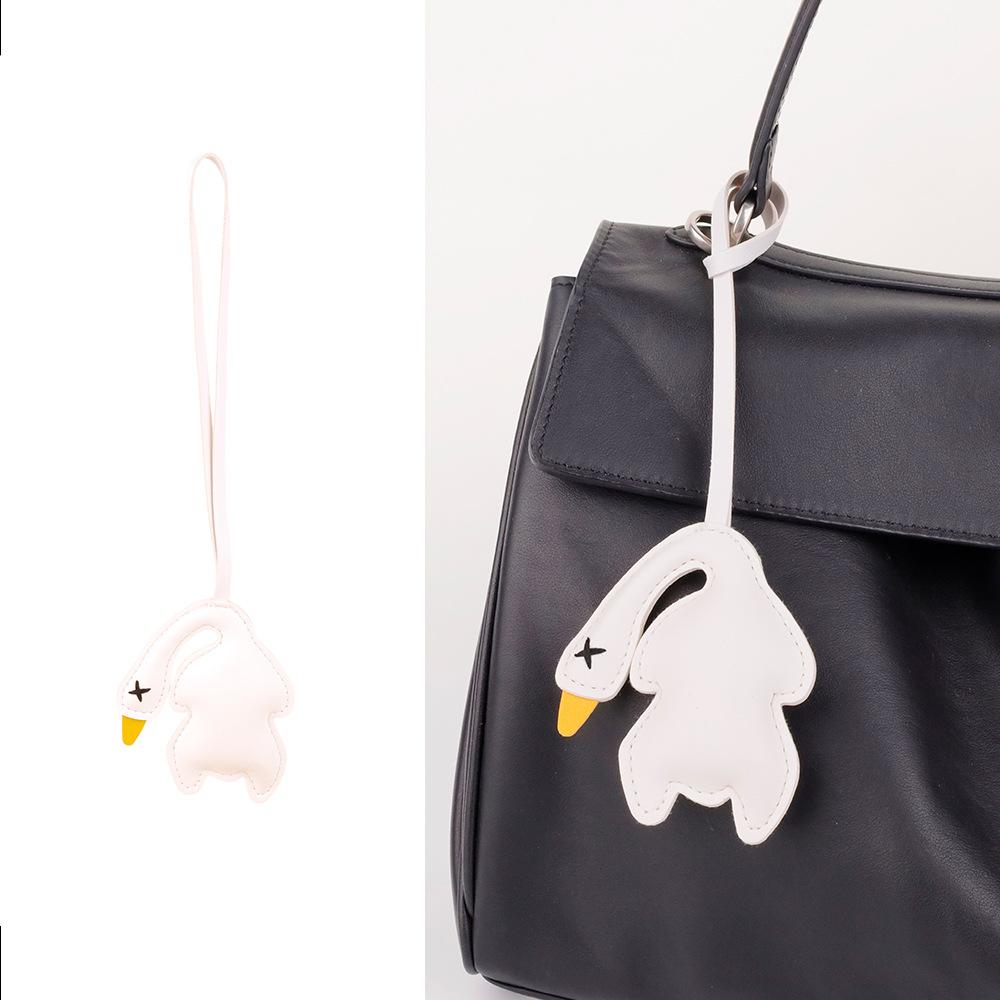 Whimsical 3D Roast Duck PU Leather Keychain Funny Bag Charm Car Accessories Creative Fashion Decor for Backpack bag білий
Whimsical 3D Roast Duck PU Leather Keychain Funny Bag Charm Car Accessories Creative Fashion Decor for Backpack bag білий
