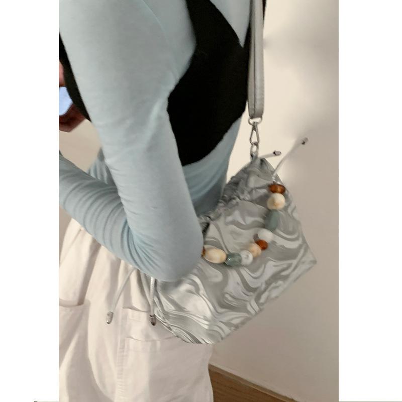 New Chinese bag women s handbag 2025 new spring fashion niche bucket bag versatile pearl messenger bag серебряный
New Chinese bag women s handbag 2025 new spring fashion niche bucket bag versatile pearl messenger bag серебряный