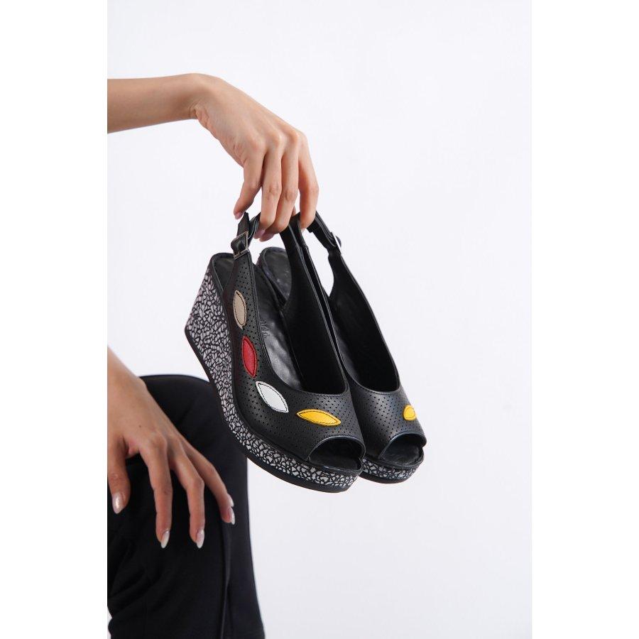 Женские повседневные босоножки на танкетке из натуральной кожи
Женские повседневные босоножки на танкетке из натуральной кожи