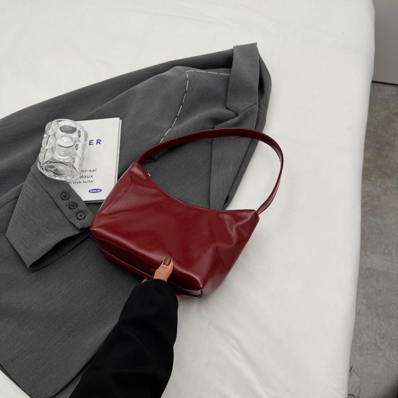 Красная кожаная сумка подмышкой для женщин, новая глянцевая корейская сумка на одно плечо, простая свадебная сумка
Красная кожаная сумка подмышкой для женщин, новая глянцевая корейская сумка на одно плечо, простая свадебная сумка
