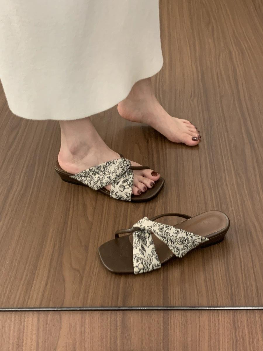 Slippers women s summer outer wear 2025 new square head thick heel one-word French niche temperament versatile medium heel cool slippers 40 темно-коричневого кольору
Slippers women s summer outer wear 2025 new square head thick heel one-word French niche temperament versatile medium heel cool slippers 40 темно-коричневого кольору