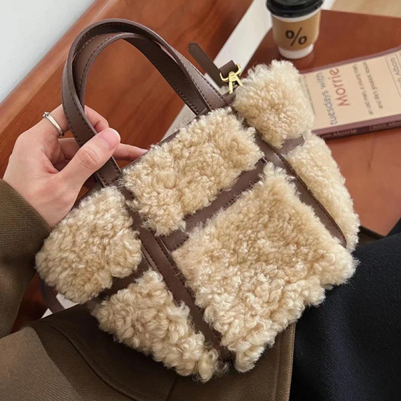 Handheld Plush Bag Autumn/Winter Lamb Wings French Small Commuter One Shoulder Crossbody Bags 14 11.5 17cm
Handheld Plush Bag Autumn/Winter Lamb Wings French Small Commuter One Shoulder Crossbody Bags 14 11.5 17cm