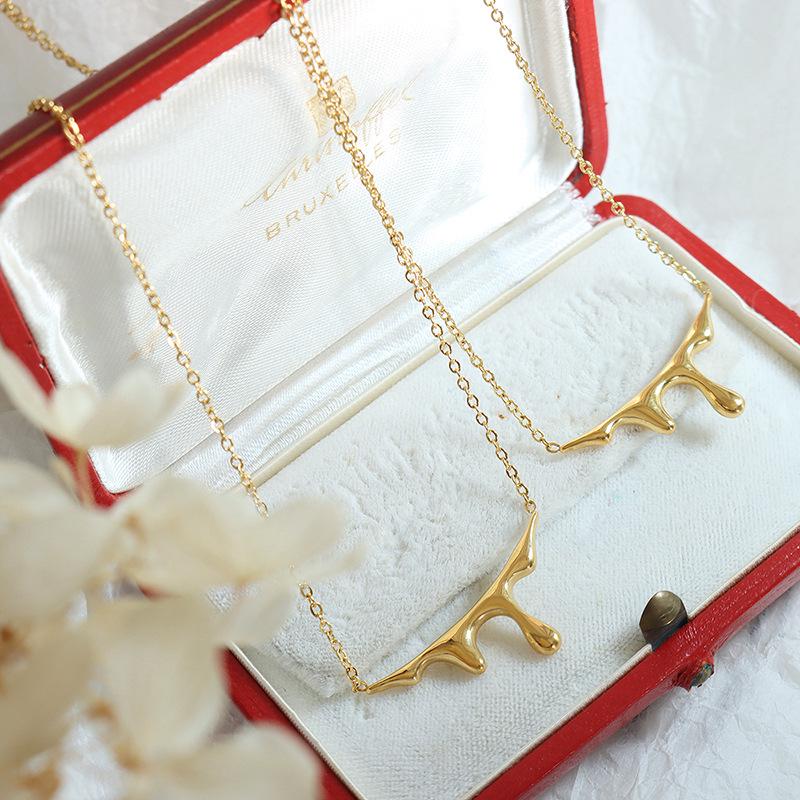 Minimalist European & American Lava Necklace: Titanium Steel Gold Pendant for Autumn/Winter
Minimalist European & American Lava Necklace: Titanium Steel Gold Pendant for Autumn/Winter
