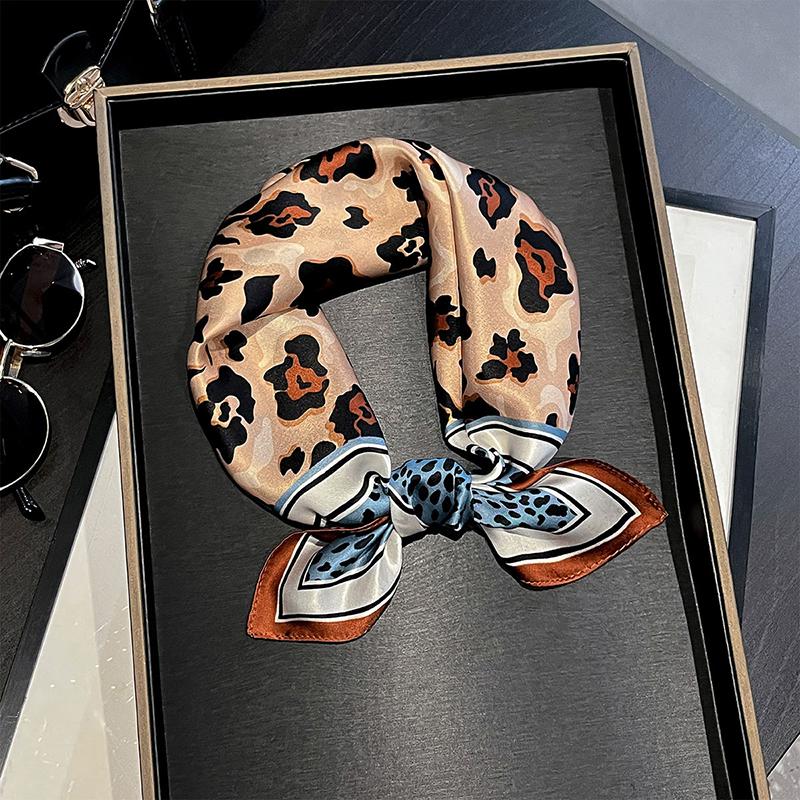 Scarf 100% Mulberry Silk Bandana Women Spring Fashion Luxury High Quality Headband Hijab Shawls Square Scarves Wrap Kerchief 53x53 cm
Scarf 100% Mulberry Silk Bandana Women Spring Fashion Luxury High Quality Headband Hijab Shawls Square Scarves Wrap Kerchief 53x53 cm