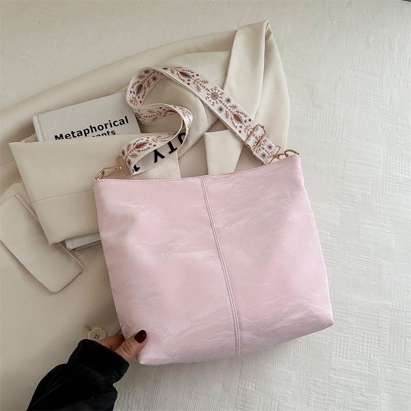 2024 літо нова проста та модна сумка через плече сумка через плече ретро повсякденна великої місткості сумка-тоут під пахву жіноча сумка рожевий
2024 літо нова проста та модна сумка через плече сумка через плече ретро повсякденна великої місткості сумка-тоут під пахву жіноча сумка рожевий