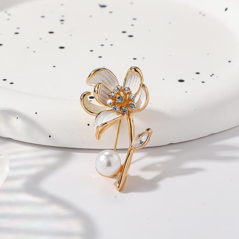 Эмалированная брошь-булавка с бриллиантами и жемчугом в виде цветка, украшение для одежды, цветок на грудь, ювелирные аксессуары для одежды, подарки белый
Эмалированная брошь-булавка с бриллиантами и жемчугом в виде цветка, украшение для одежды, цветок на грудь, ювелирные аксессуары для одежды, подарки белый