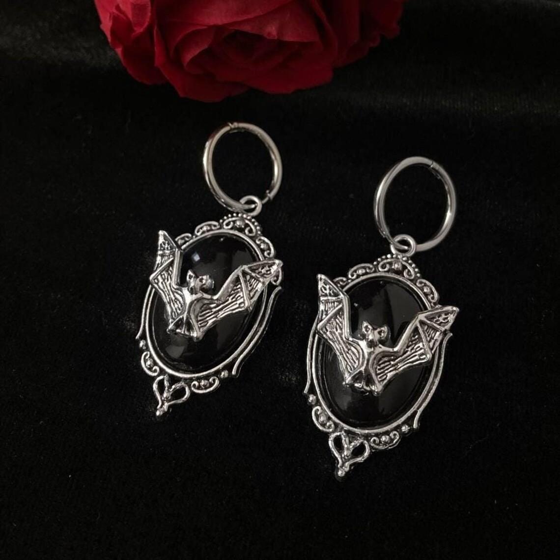 Gothic Bat Frame Black Crystal Dangle Earrings for Women Retro Victorian Vampire Witch Drop Earrings Halloween Aesthetic Jewelry
Gothic Bat Frame Black Crystal Dangle Earrings for Women Retro Victorian Vampire Witch Drop Earrings Halloween Aesthetic Jewelry