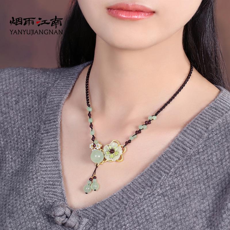 GEMCHIC Women s Ethnic Style Floral Jade Necklace Vintage Chinese Aesthetic Collarbone Chain with Tassel Pendant
GEMCHIC Women s Ethnic Style Floral Jade Necklace Vintage Chinese Aesthetic Collarbone Chain with Tassel Pendant