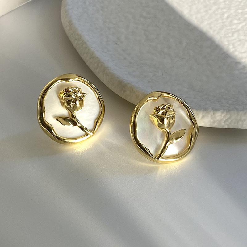 Vintage Round Shell Rose Flower Stud Earrings for Women 2024 New Fashion Design Relief Flower Earrings Zircon Party Gifts
Vintage Round Shell Rose Flower Stud Earrings for Women 2024 New Fashion Design Relief Flower Earrings Zircon Party Gifts