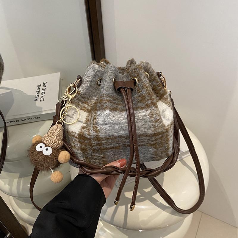 Trendy Bucket Bag For Women With Chic Design And Stylish Color Options Perfect For Everyday Use Without Pendant сірий колір
Trendy Bucket Bag For Women With Chic Design And Stylish Color Options Perfect For Everyday Use Without Pendant сірий колір