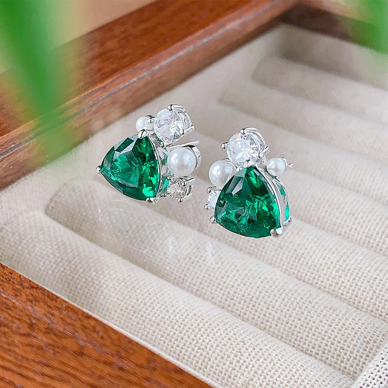 Осенние и зимние серьги-гвоздики, ювелирные изделия, имитация натурального корунда, изумруда, серебряная игла S925, высококачественный дизайн, нишевая мода для женщин
Осенние и зимние серьги-гвоздики, ювелирные изделия, имитация натурального корунда, изумруда, серебряная игла S925, высококачественный дизайн, нишевая мода для женщин