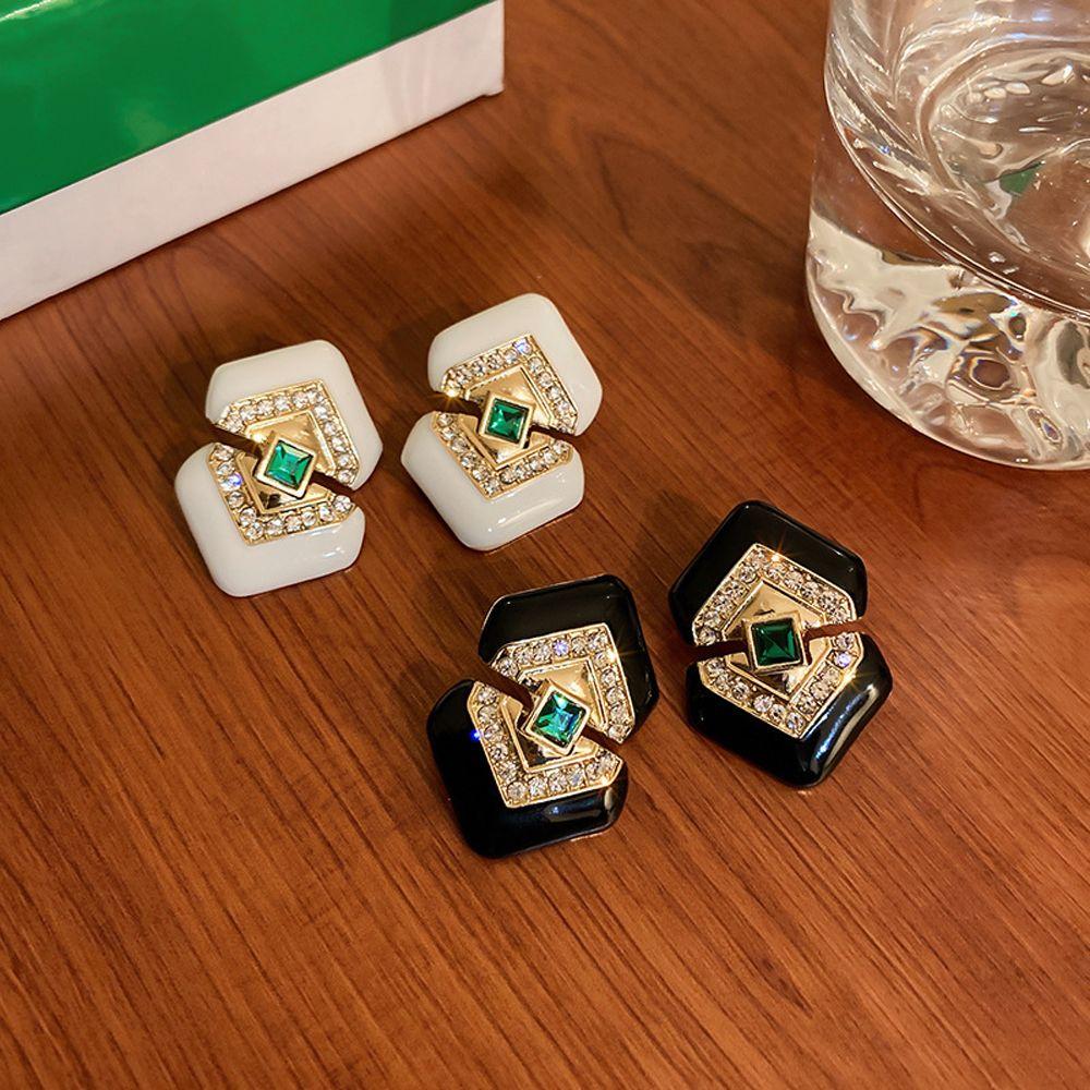 Retro Party Dripping Oil Female Rhombus Earrings Rhinestone Fashion Jewelry Korean Style Ear Stud белый
Retro Party Dripping Oil Female Rhombus Earrings Rhinestone Fashion Jewelry Korean Style Ear Stud белый