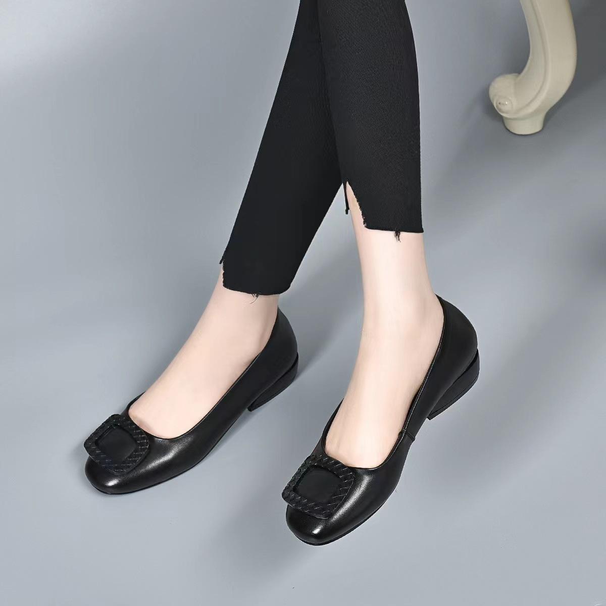 Leather fashion shoes spring and autumn new round head soft sole women s shoes versatile low heel single shoes 35 чорний
Leather fashion shoes spring and autumn new round head soft sole women s shoes versatile low heel single shoes 35 чорний