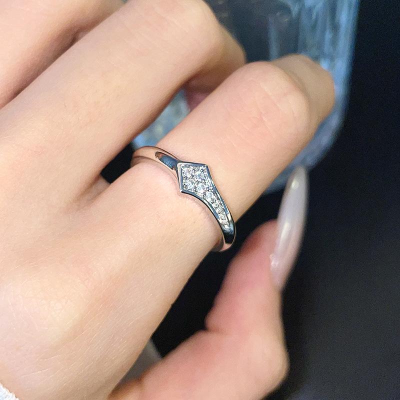 Ring Female Full Diamond Zircon Cold Wind Light Luxury High-End Niche Design Open Index Finger Ring Couple Ring Adjustable opening
Ring Female Full Diamond Zircon Cold Wind Light Luxury High-End Niche Design Open Index Finger Ring Couple Ring Adjustable opening