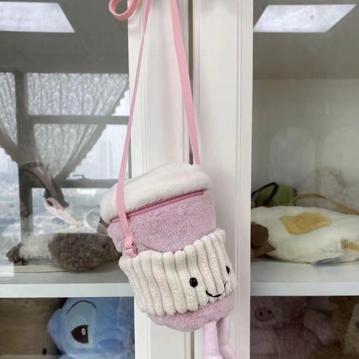 JIAERDI Plush Coffee Cylinder Messenger Bag Women New Cartoon Milk Casual Crossbody Bags Hot Girls Ins Toy Water Cup Bag Y2k рожевий
JIAERDI Plush Coffee Cylinder Messenger Bag Women New Cartoon Milk Casual Crossbody Bags Hot Girls Ins Toy Water Cup Bag Y2k рожевий