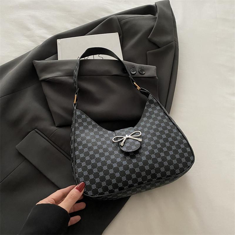 Stylish And Practical Medium Sized New Moon Bag For Women With Durable Polyester Lining And Chic Look чёрный
Stylish And Practical Medium Sized New Moon Bag For Women With Durable Polyester Lining And Chic Look чёрный
