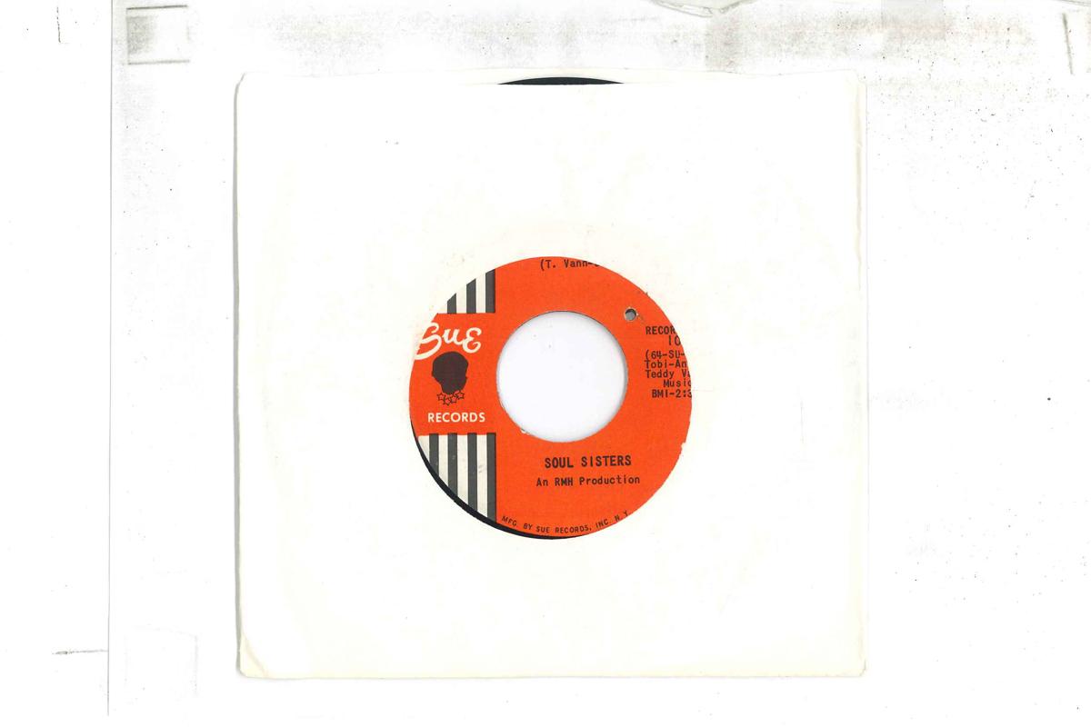 7inch Record SOUL SISTERS Loop De Loop Long Gone 45107 SUE RECORDS IN 1964 US SoulFunk Used
7inch Record SOUL SISTERS Loop De Loop Long Gone 45107 SUE RECORDS IN 1964 US SoulFunk Used