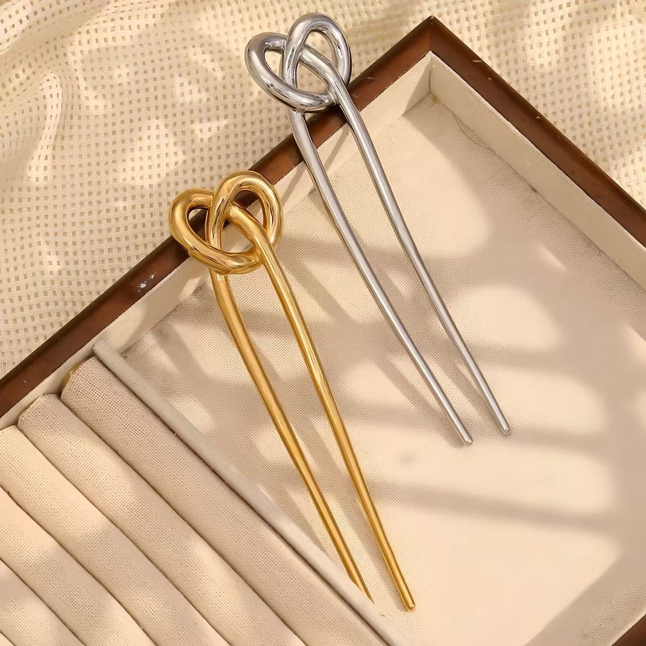 Creative U-Shaped Hairpin, Premium Sense Metal Hairpin, Alkaline Water Rope Knot, Golden Glossy Hairpin, Hair Accessories, Hairpin. срібний
Creative U-Shaped Hairpin, Premium Sense Metal Hairpin, Alkaline Water Rope Knot, Golden Glossy Hairpin, Hair Accessories, Hairpin. срібний