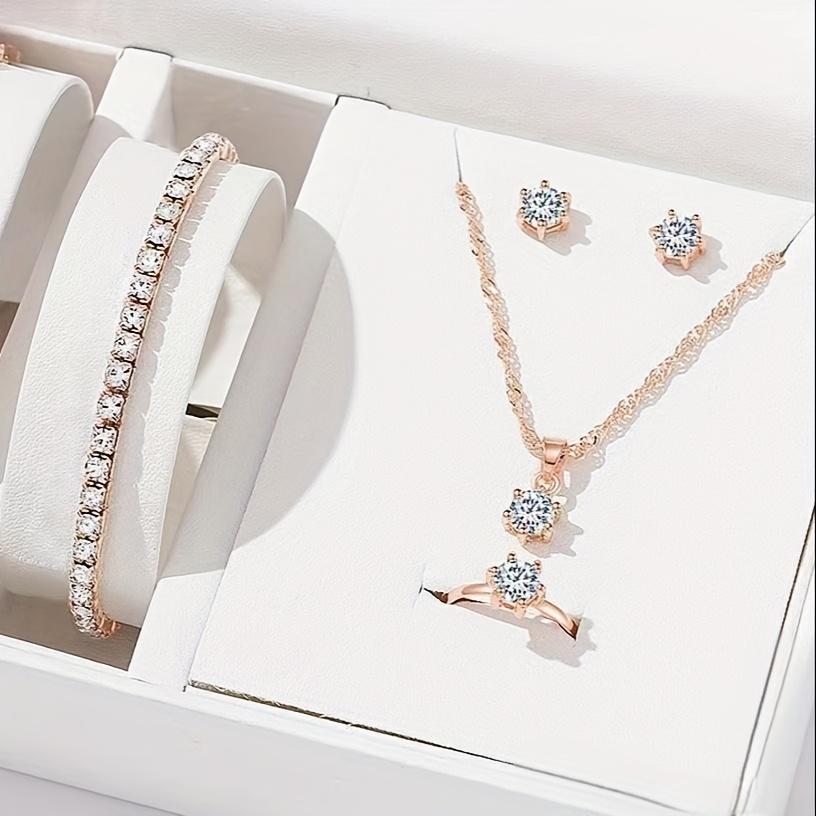 Elegant Rose Golden Jewelry Set with Rhinestone Accents - Includes Necklace, Earrings, Bracelet, and Ring білий
Elegant Rose Golden Jewelry Set with Rhinestone Accents - Includes Necklace, Earrings, Bracelet, and Ring білий