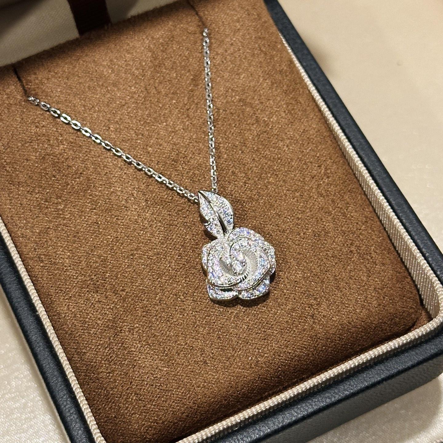 Rose Single Flower Necklace with Blooming Rose Buds Made of 925 Silver Electroplated Thick Gold for Longer Color Retention Gift Pendant
Rose Single Flower Necklace with Blooming Rose Buds Made of 925 Silver Electroplated Thick Gold for Longer Color Retention Gift Pendant