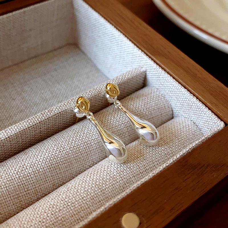 Real gold electroplated silver needle mirror water drop earrings, simple and cold wind stud earrings, niche commuting new earrings, women
Real gold electroplated silver needle mirror water drop earrings, simple and cold wind stud earrings, niche commuting new earrings, women