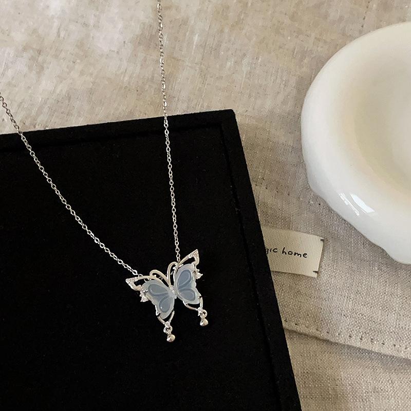 Ретро-легкая роскошная высококачественная подвеска в виде бабочки с синим кристаллом, женская простая индивидуальность, уникальная универсальная цепочка на шею, цепочка на ключицу
Ретро-легкая роскошная высококачественная подвеска в виде бабочки с синим кристаллом, женская простая индивидуальность, уникальная универсальная цепочка на шею, цепочка на ключицу
